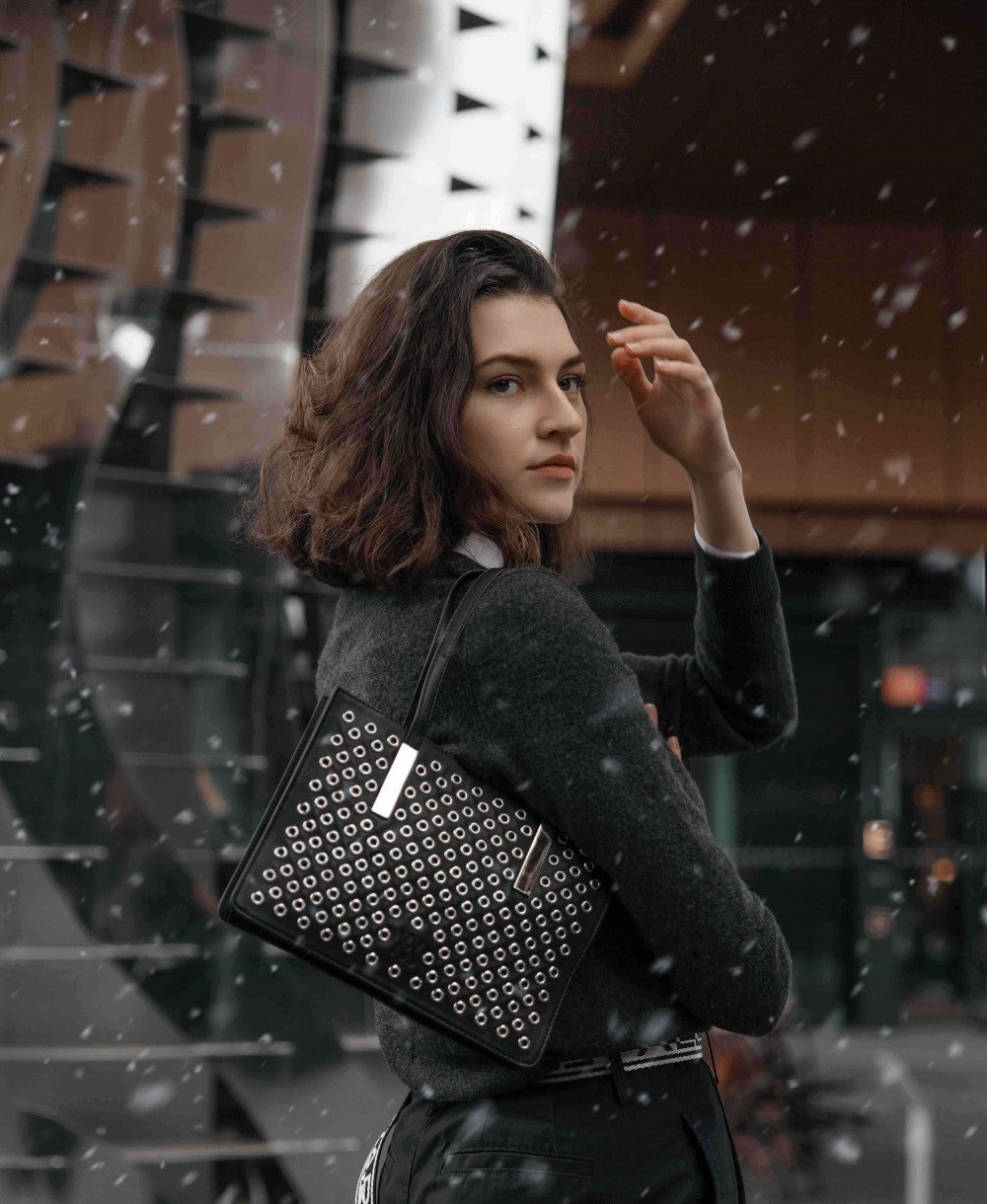 Metanelle setzt den Trend: Die Small Tote Bag und der Siegeszug der Nieten