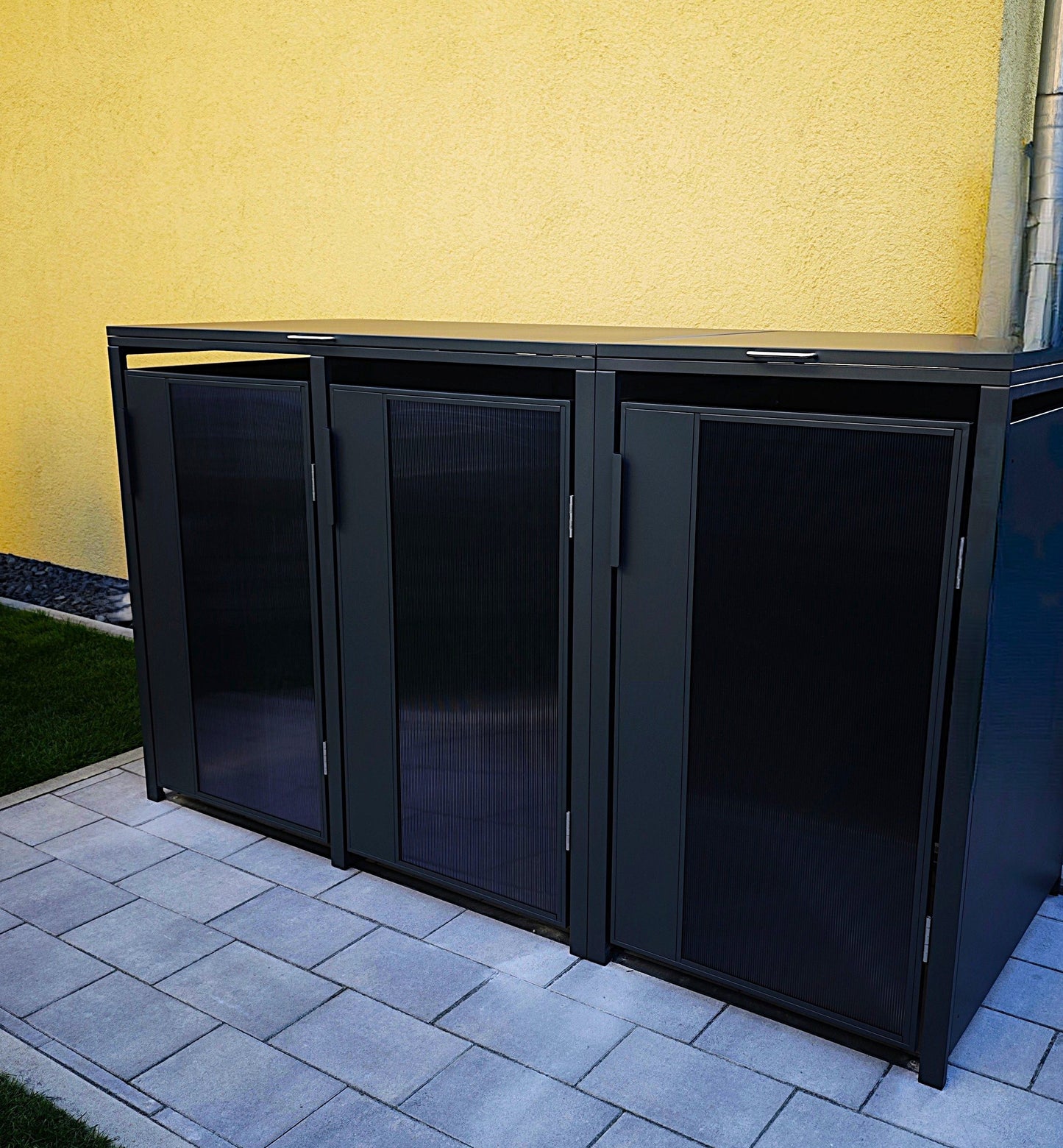3er Mülltonnenbox aus Metall mit getöntem Glas und Deckel in Anthrazit – moderne Mülltonnenverkleidung für 120- oder 240-Liter-Tonnen, wetterfest, abschließbar und stilvoll für Vorgarten oder Einfahrt