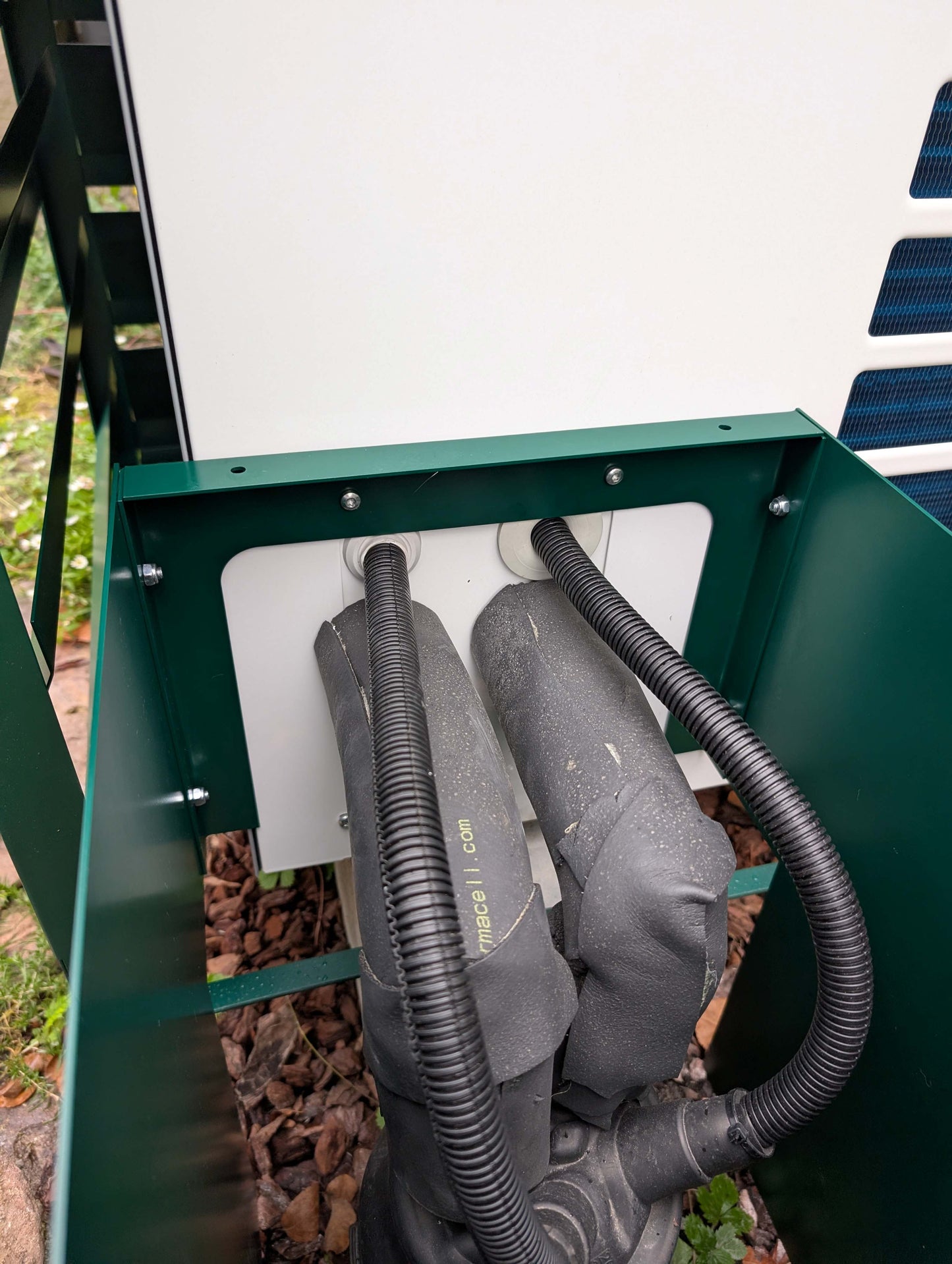 Abdeckung für Strom-, Kondensat- und Kältemittelleitungen bei Bosch Wärmepumpe und Buderus Logatherm WLW Bodenanschluss Abdeckung