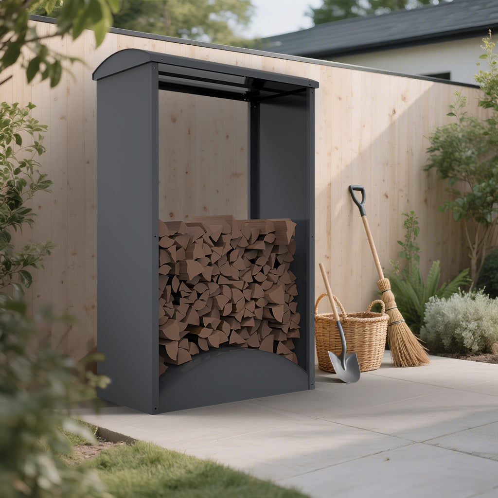 Brennholz Regal aus Metall in anthrazit mit Dach und hoher Griffhoehe auf Terasse