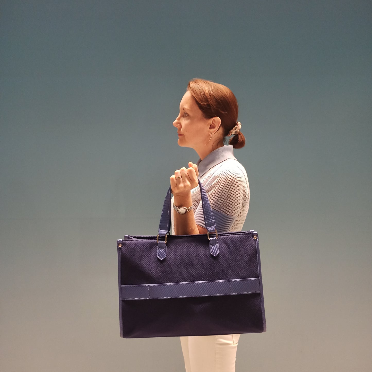 Geräumige Damen Umhängetasche aus dunkelblauem Canvas mit Laptopfach bis 15,6 Zoll und abnehmbarem Schultergurt – Designer Shopper für Alltag und Reisen