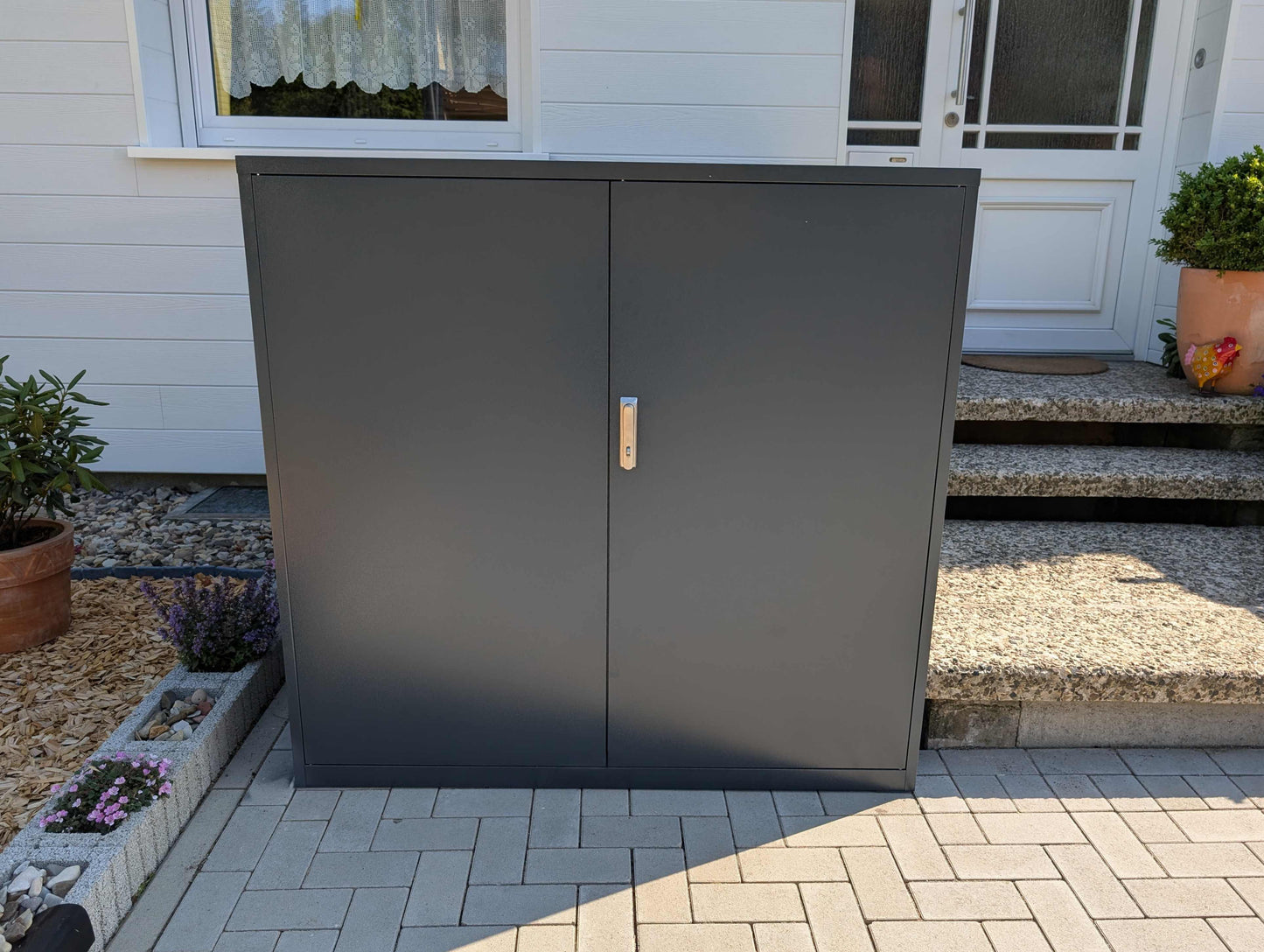 2er Fahrradgarage Container für E-Bikes aus Metall in anthrazit abgeschlossen vor Hauseingang