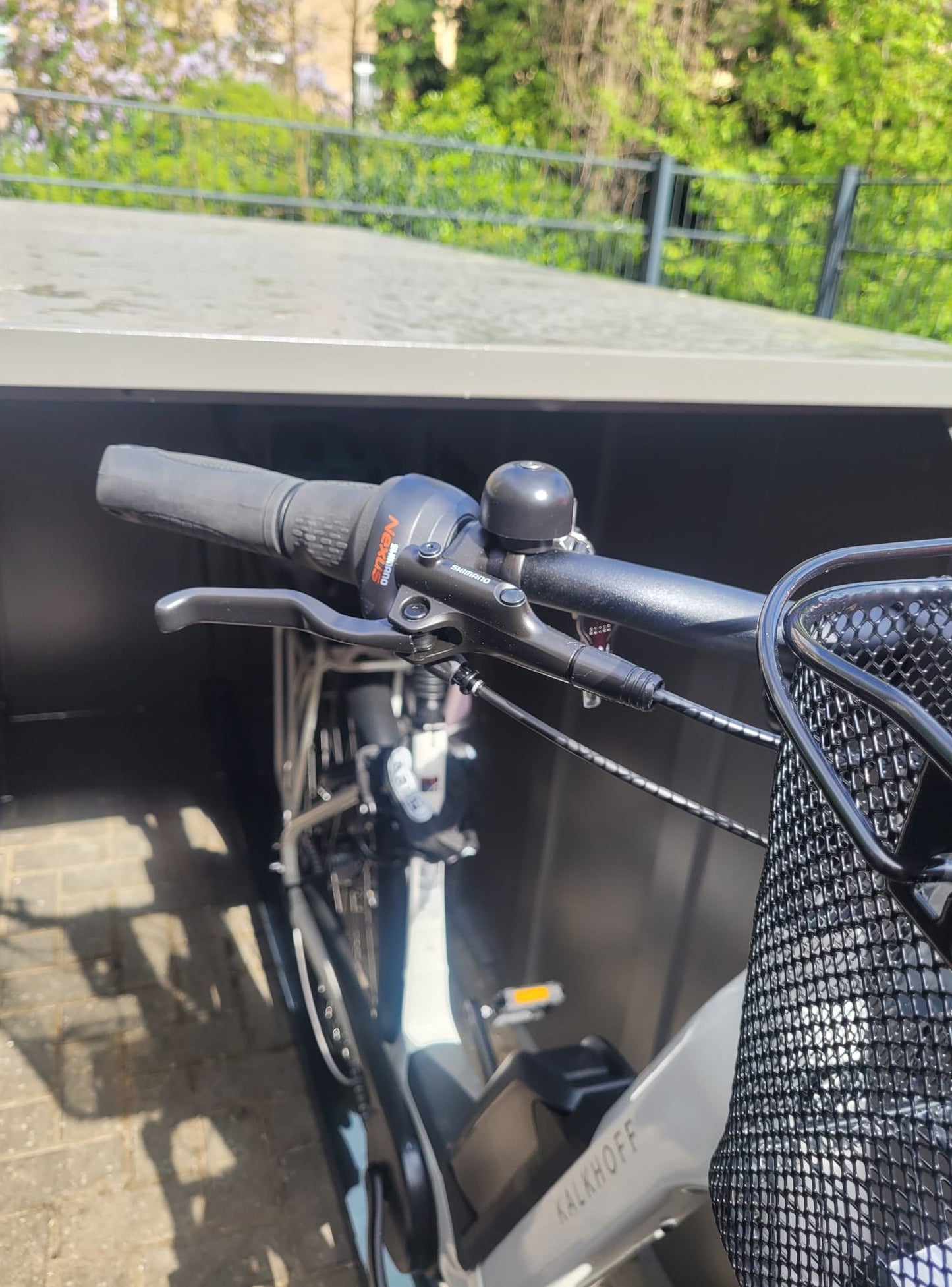 Fahrradgarage in beige passend zum beige farbenen E-Bike mit geöffneten Türen