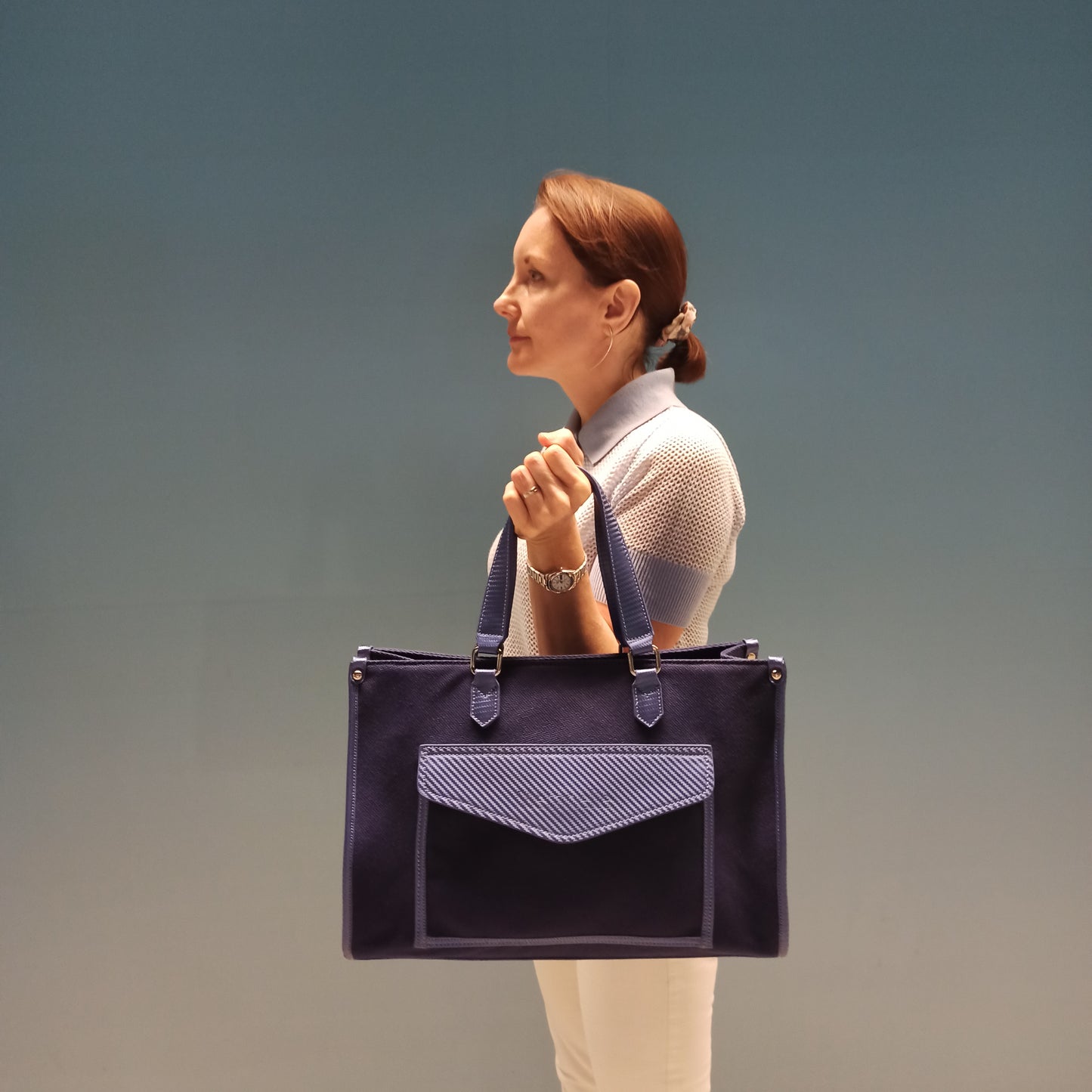 Blaue Canvas Handtasche Damen ‚Boulevard‘ mit Carbon Leder und silbernen Beschlägen – elegante Schultertasche im Riviera Chic