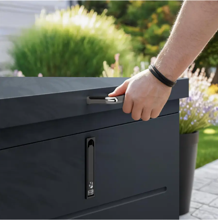 Kissenbox anthrazit mit Chromgriff abschliessbar