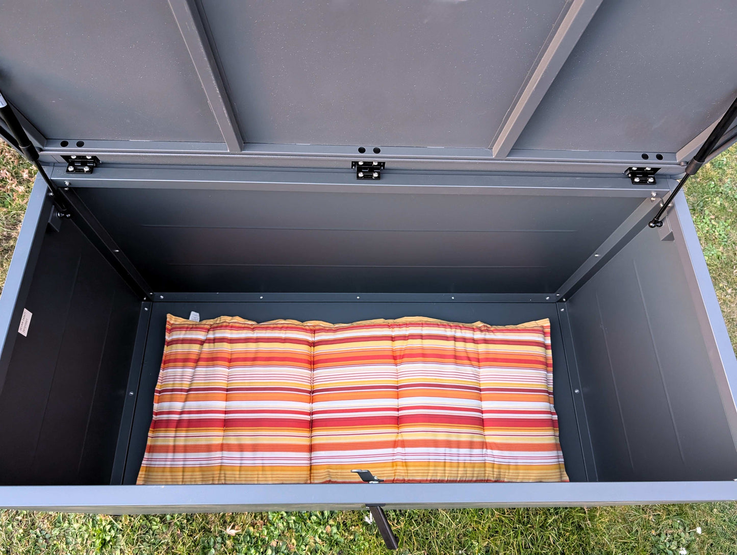 Platz für mehrere Sitzpolster in der Kissenbox