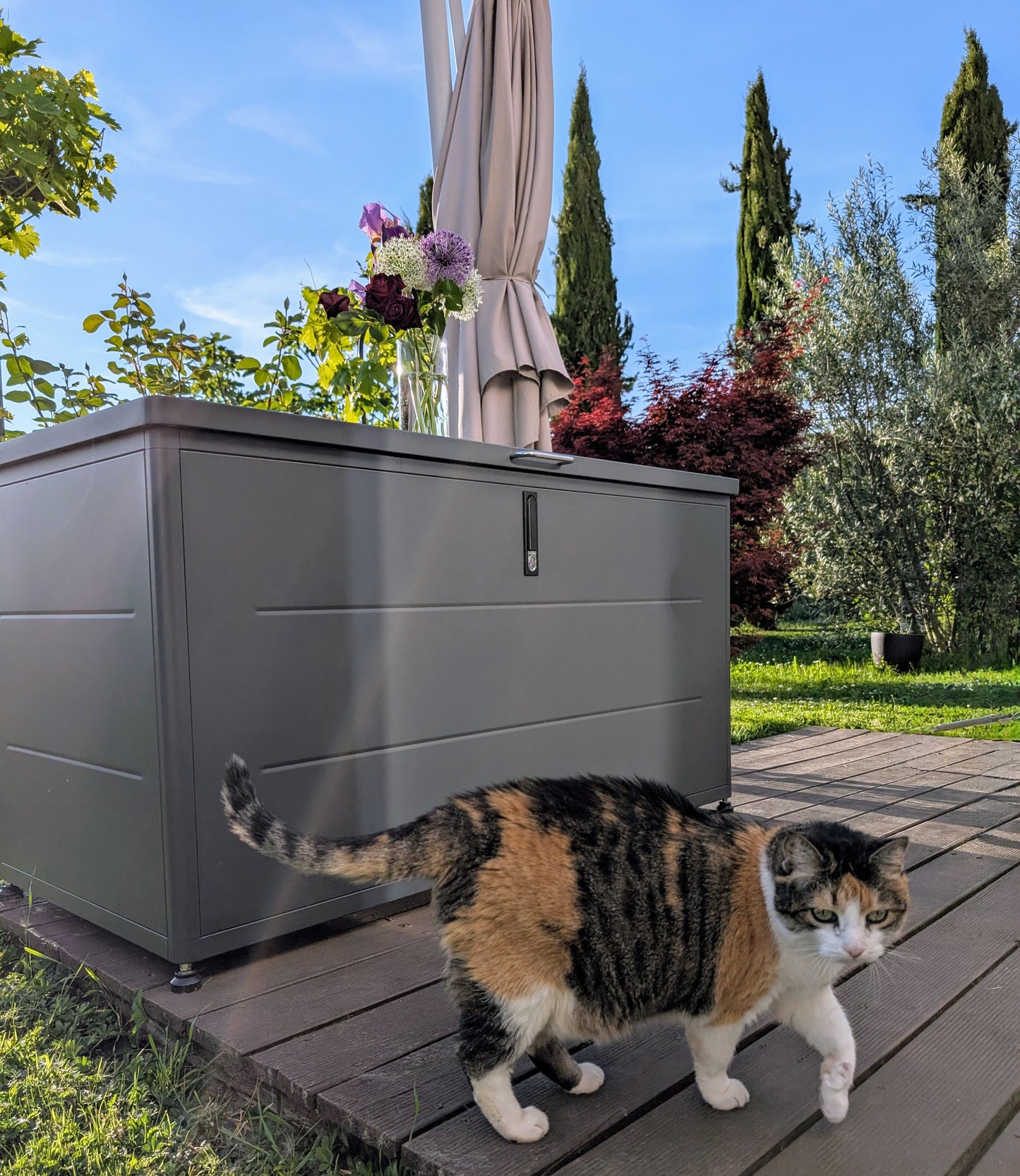 stabile, abschliessbare und wetterfeste Kissenbox XL im Garten aus Metall in anthrazit