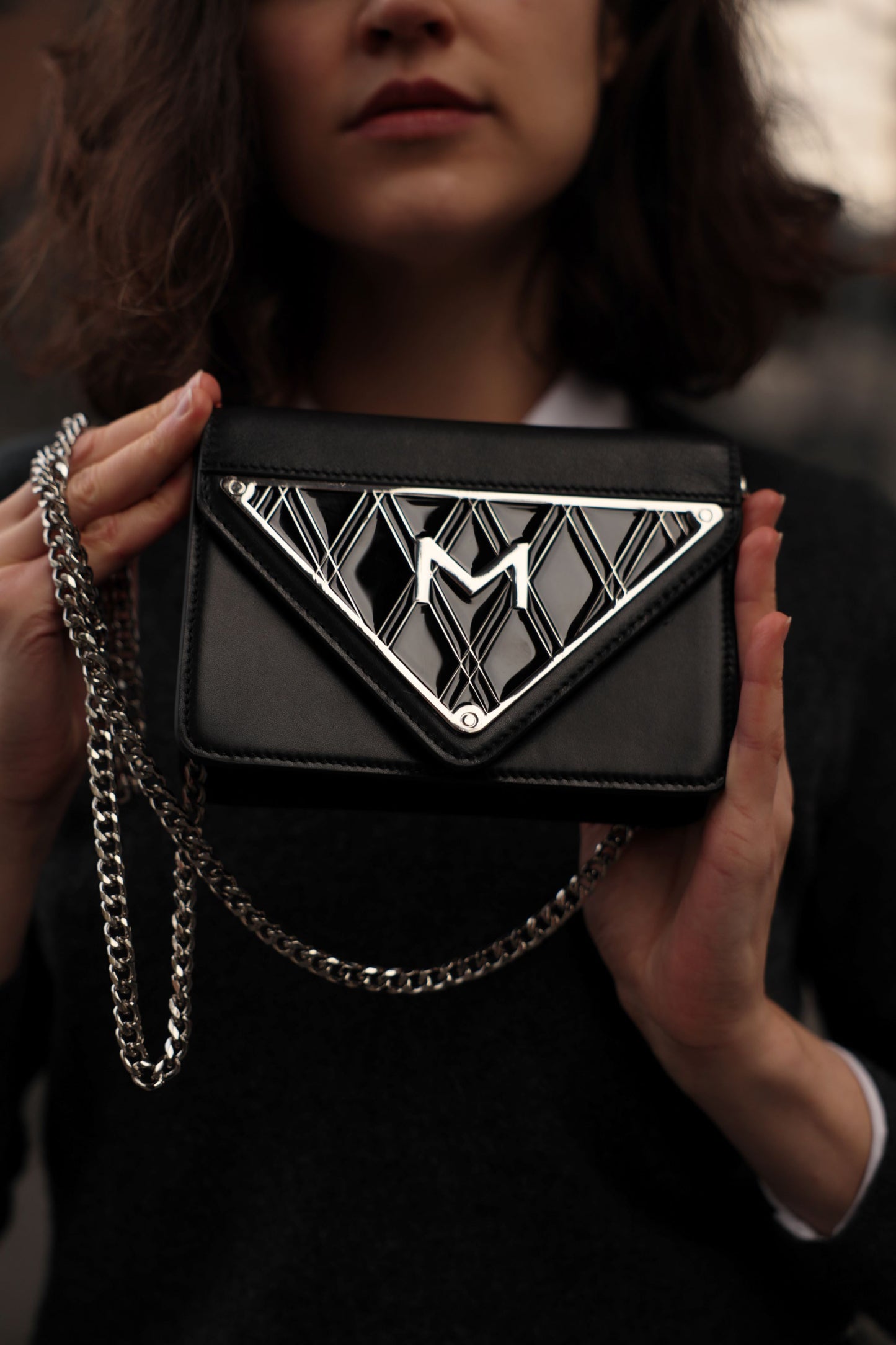 schwarze Leder Handtasche mit Triangle