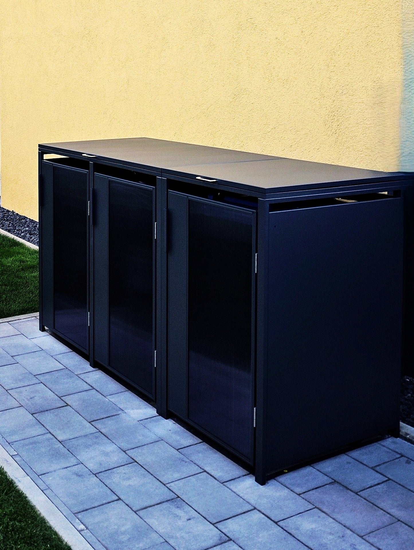 3er Mülltonnenbox für 240-Liter-Tonnen – moderne Mülltonnenverkleidung aus Metall mit Glas für drei Mülltonnen, wetterfest, abschließbar und pflegeleicht, ideal für Haus und Garten