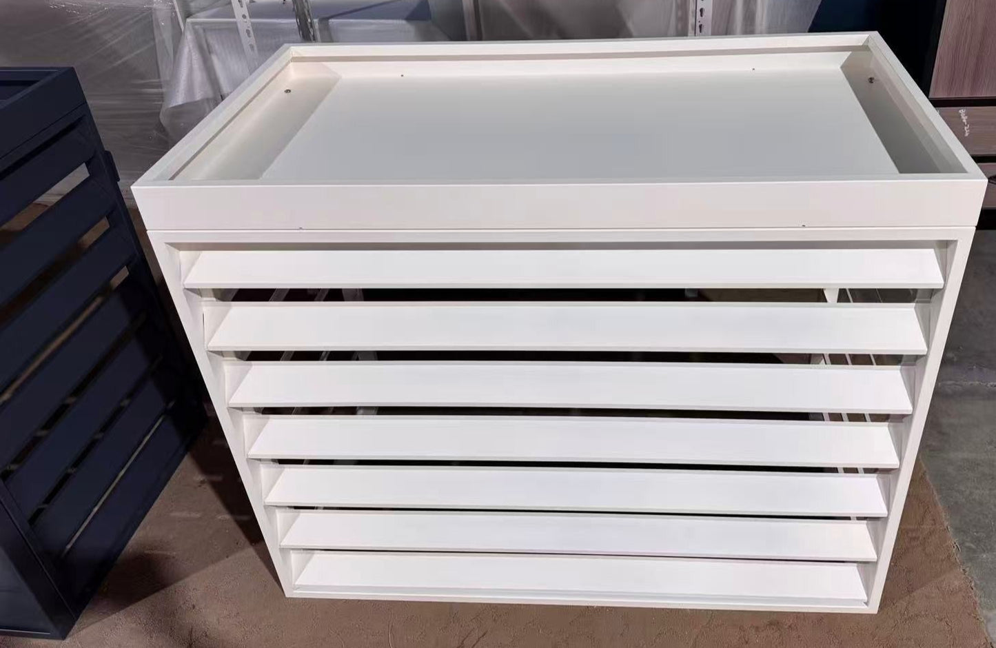 Waermepumpen_Abdeckung_weiss mit Pflanzschale