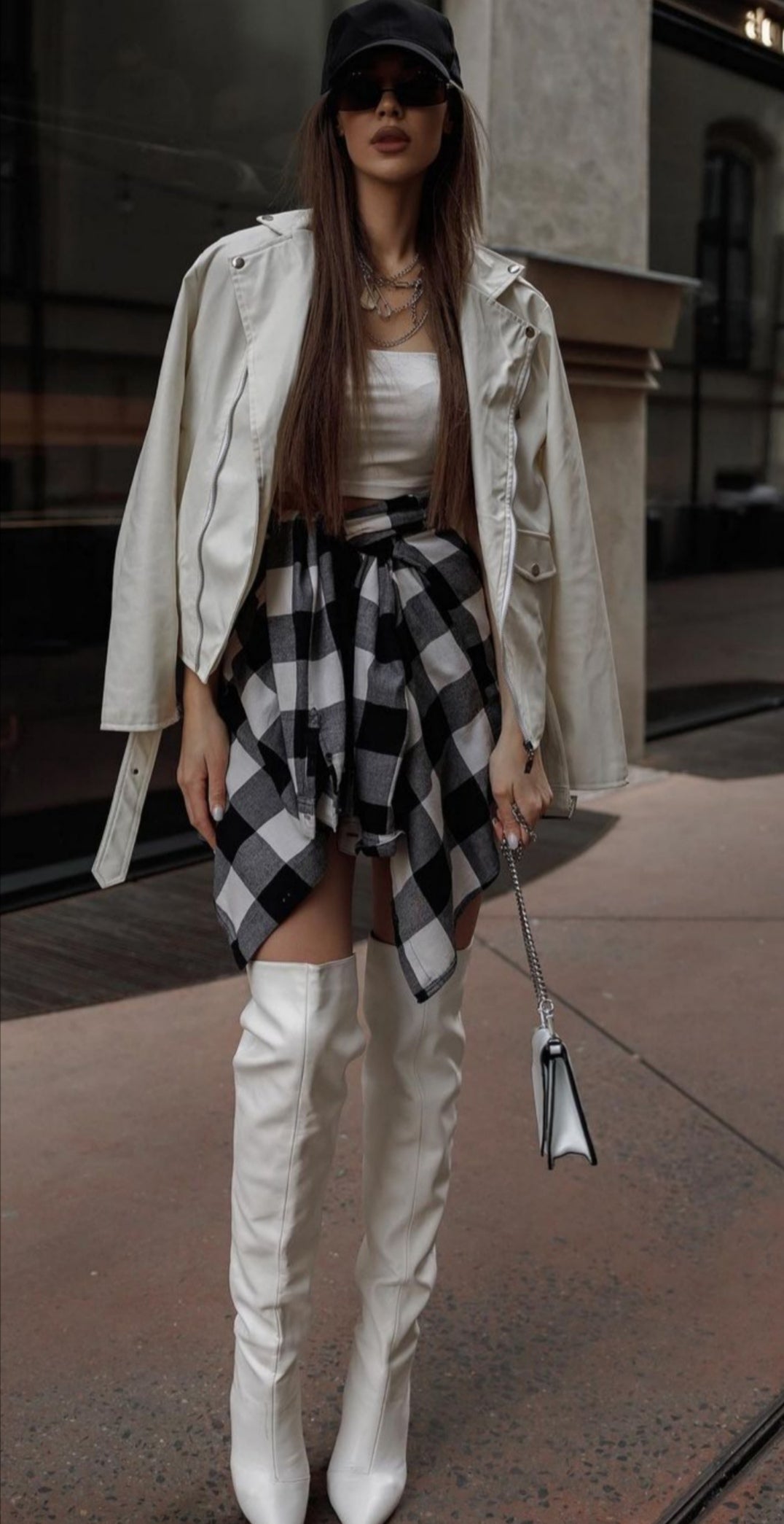 Modischer Look mit weißer Lederhandtasche – elegantes Damen-Outfit mit High Heels