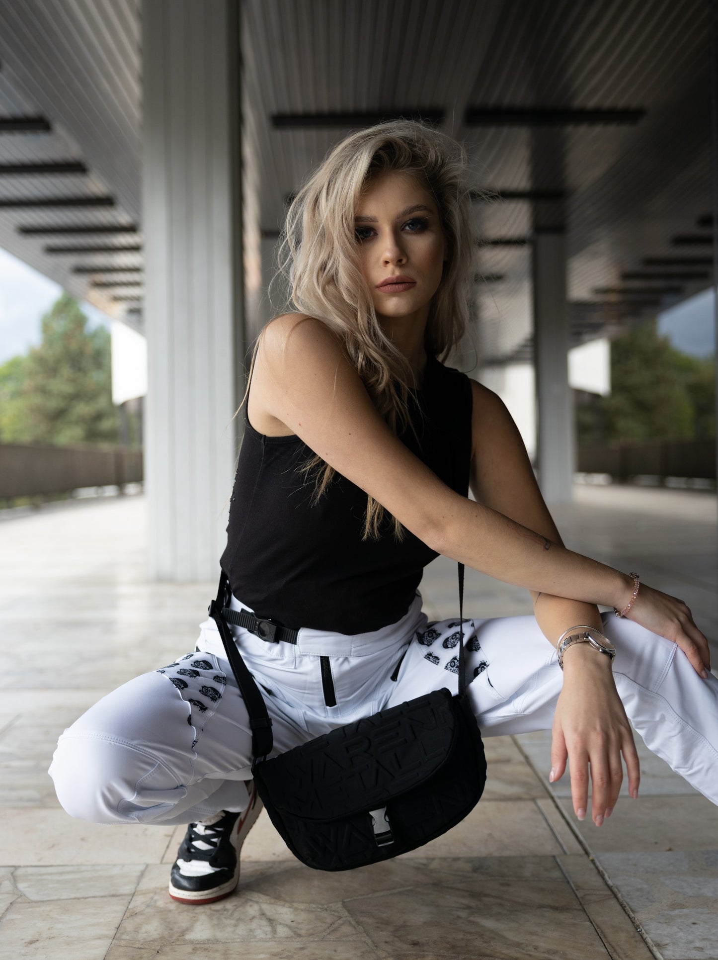 Damen MTB Hose Rowdy Weiß – Frontansicht mit elastischem Bund und Reißverschlusstaschen und Messenger Bag