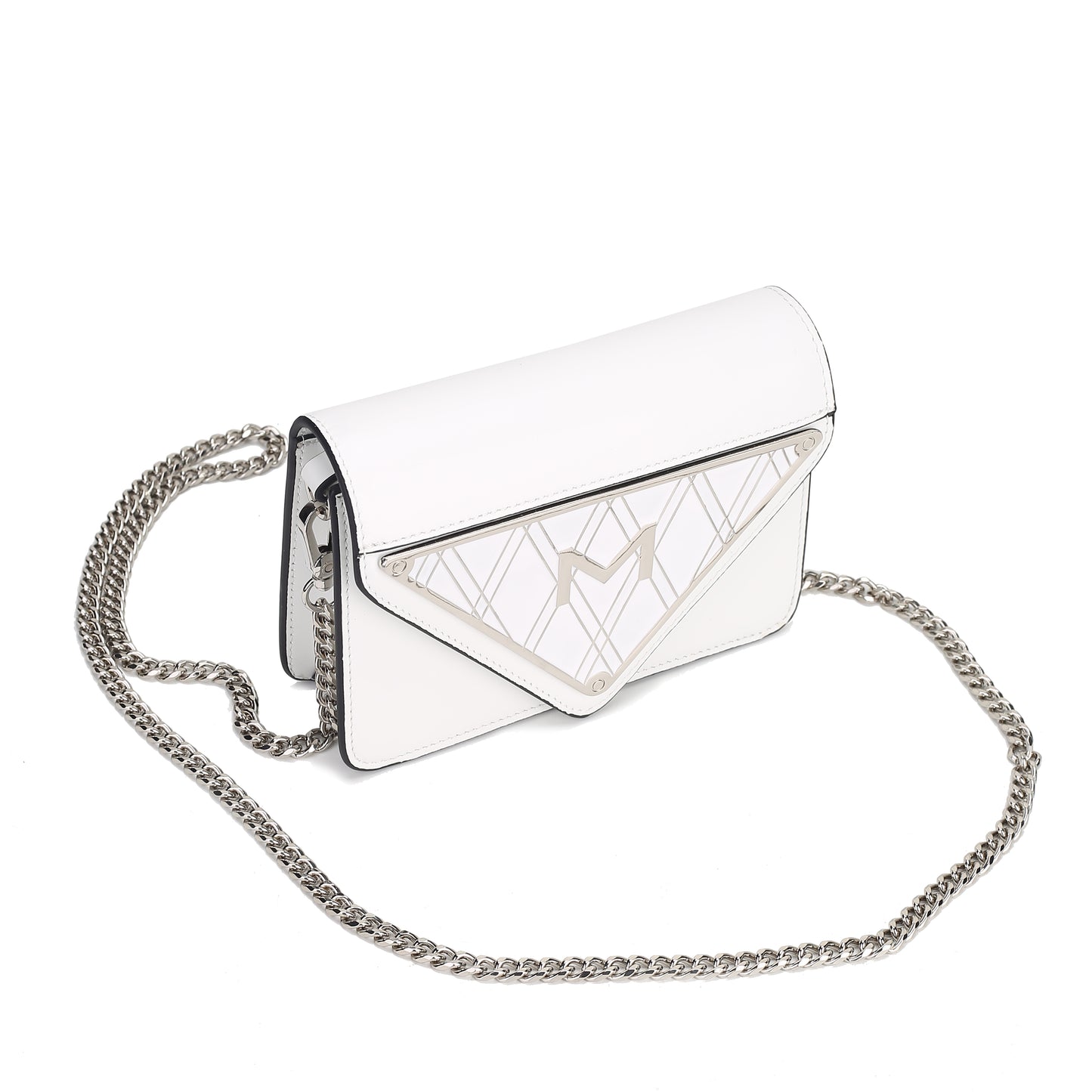 Detailaufnahme des emaillierten Metall-Logos auf der weißen Leder-Handtasche mit Gliederkette