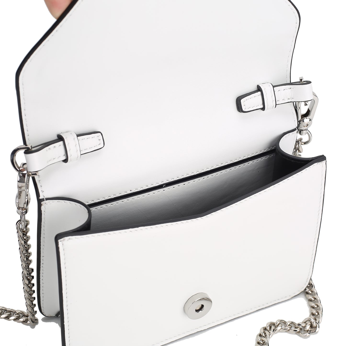 Innenansicht der Handtasche mit edlem Innenfutter und geräumigem Hauptfach