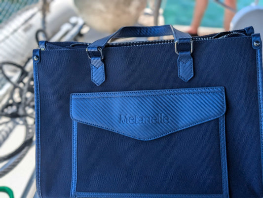 Dunkelblaues Riva-Boot in Marina – maritimes Luxus-Design inspiriert die Boulevard Shopper Tasche von Metanelle