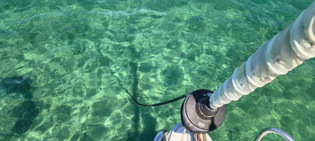 Blaugrünes kristallklares Wasser in der Bucht von Vrgada