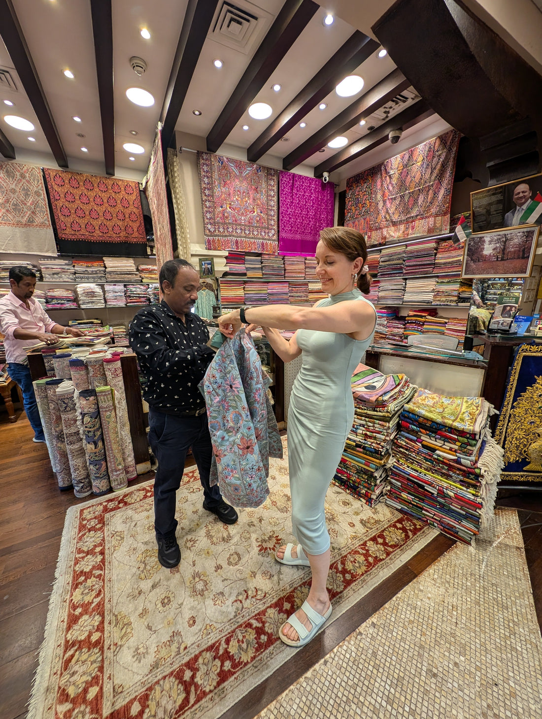DUBAI: Souk Madinat Jumeirah - zwei Varianten einen Kaschmir Schal zu tragen