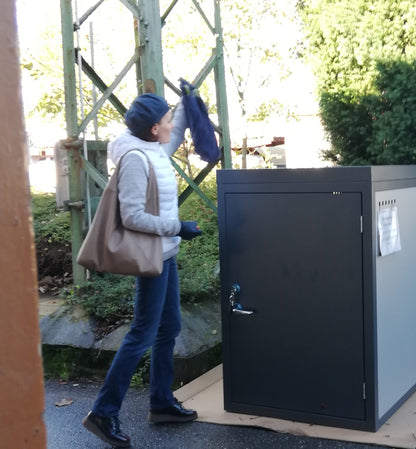 1er Fahrradgarage Del Garda mit Pflanzwanne und Frau