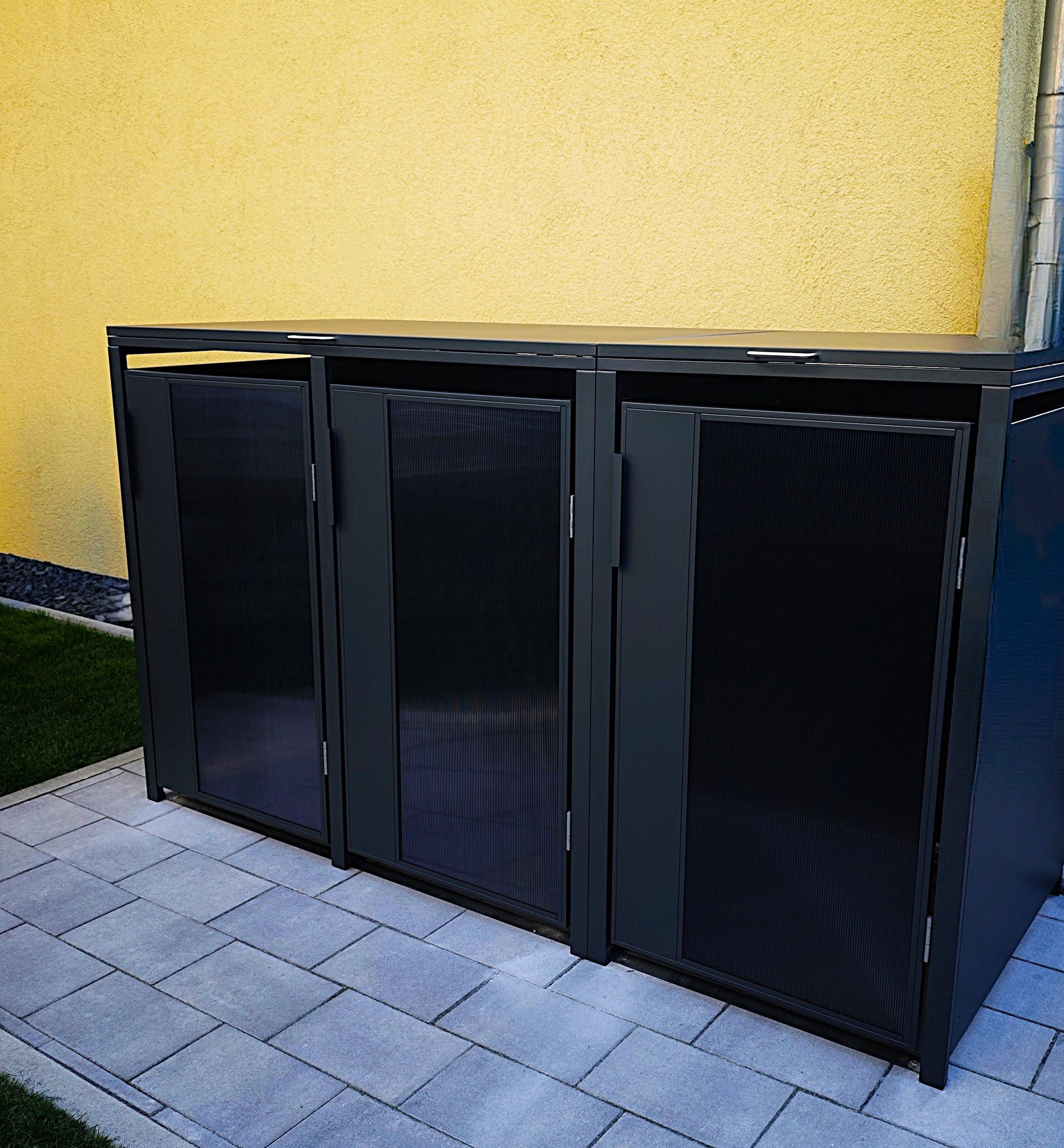 3er Mülltonnenbox aus Metall mit getöntem Glas und Deckel in Anthrazit – moderne Mülltonnenverkleidung für 120- oder 240-Liter-Tonnen, wetterfest, abschließbar und stilvoll für Vorgarten oder Einfahrt