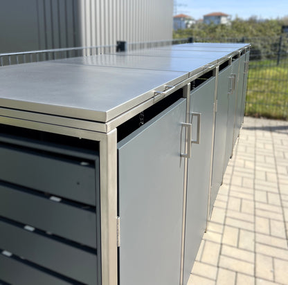 4er Mülltonnenboxen anthrazit Edelstahl mit geschlossenen Deckeln in der Sonne