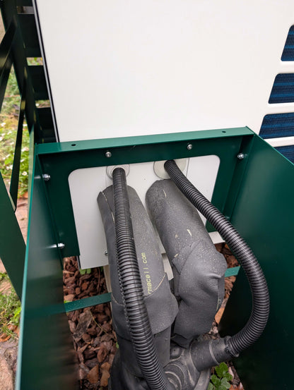 Abdeckung für Strom-, Kondensat- und Kältemittelleitungen bei Bosch Wärmepumpe