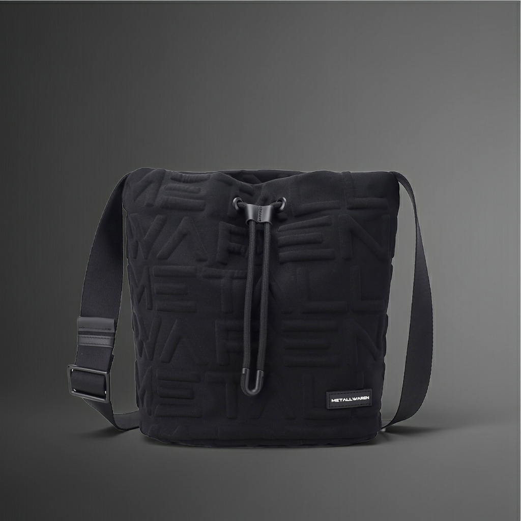 Beuteltasche schwarz mit Riemen und Monogramm