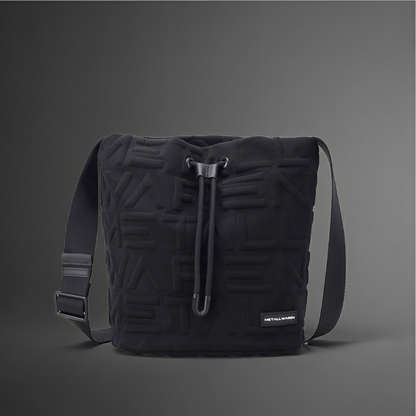 Beuteltasche schwarz mit Riemen und Monogramm