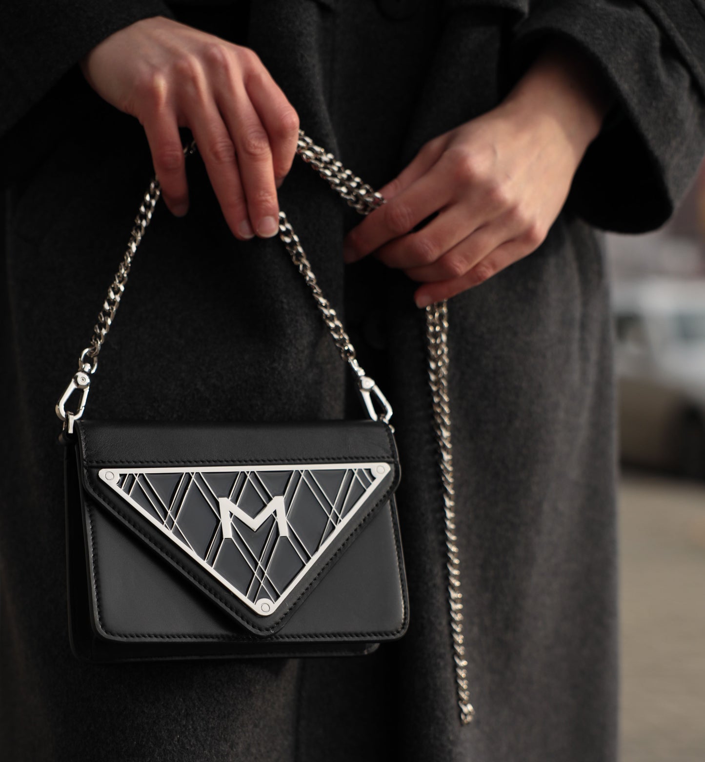 Detailansicht der Schultertasche Glamour Bag mit Kettenriemen und Magnetverschluss