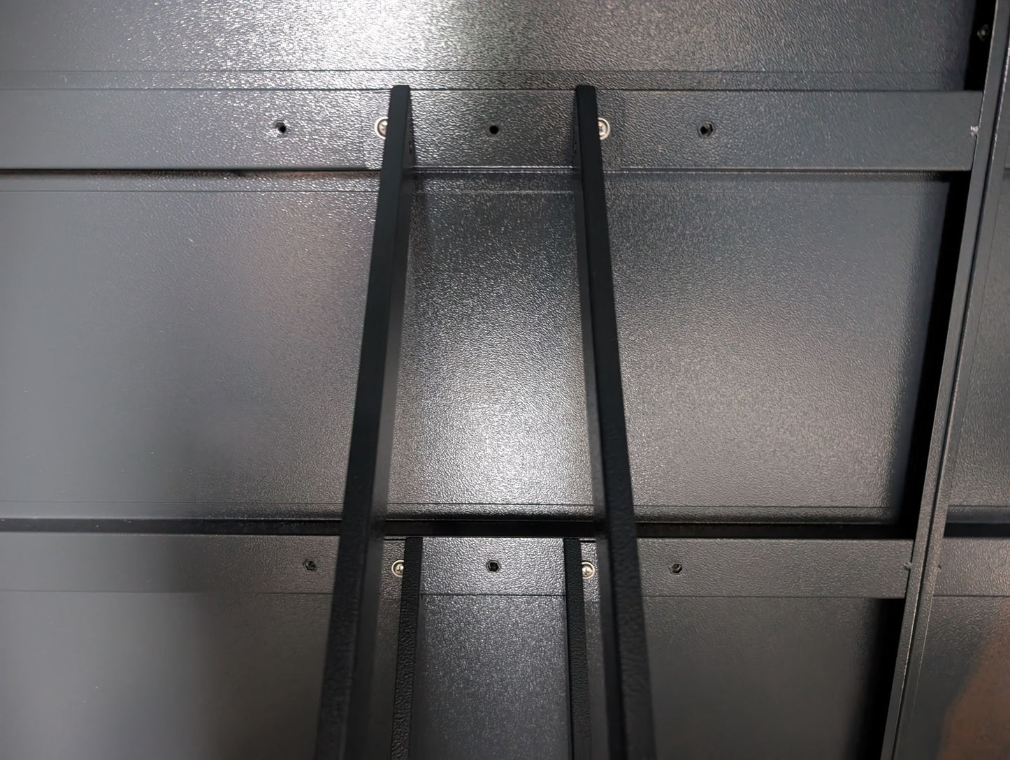 E-Bike Fahrradgarage Metall anthrazit mit variabler Schienenbefestigung Modell Wallstreet