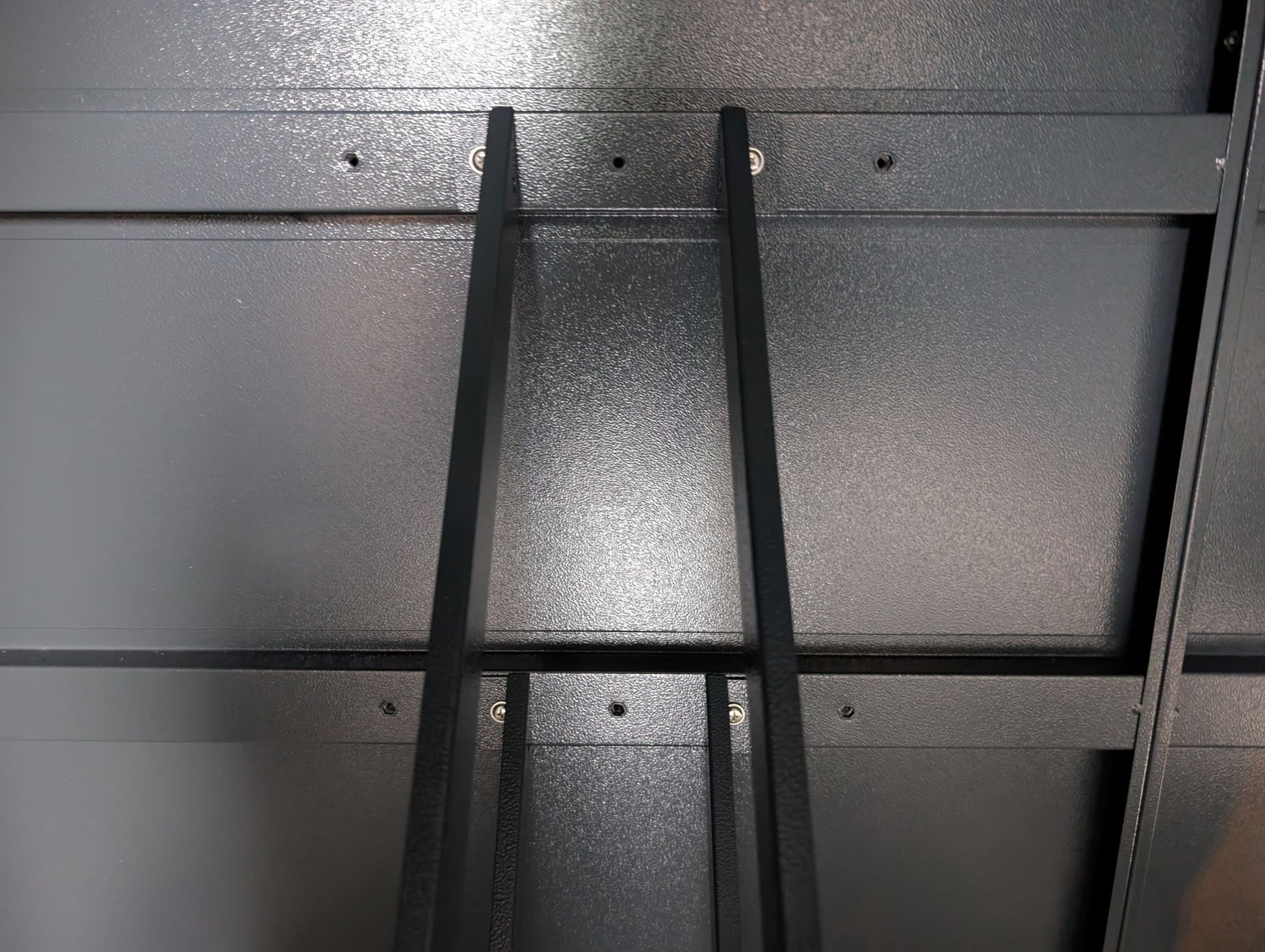 E-Bike Fahrradgarage Metall anthrazit mit variabler Schienenbefestigung Modell Wallstreet