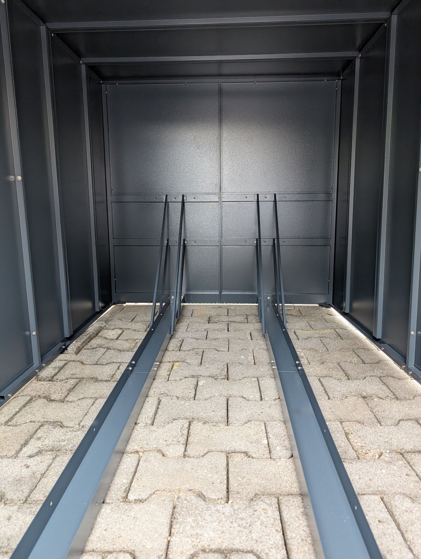 E-Bike Fahrradgarage für zwei E-Bikes mit Führungsschienen aus Metall