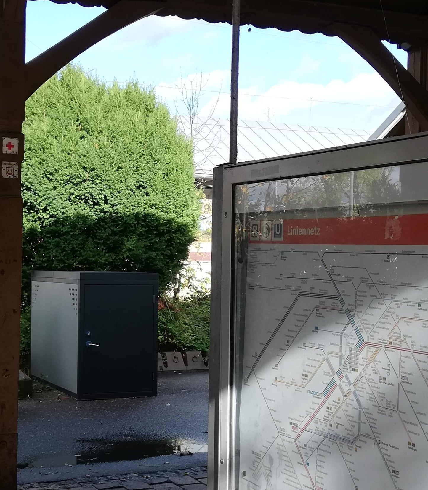 Einer Fahrradbox mit Pflanzwanne am Bahnhof