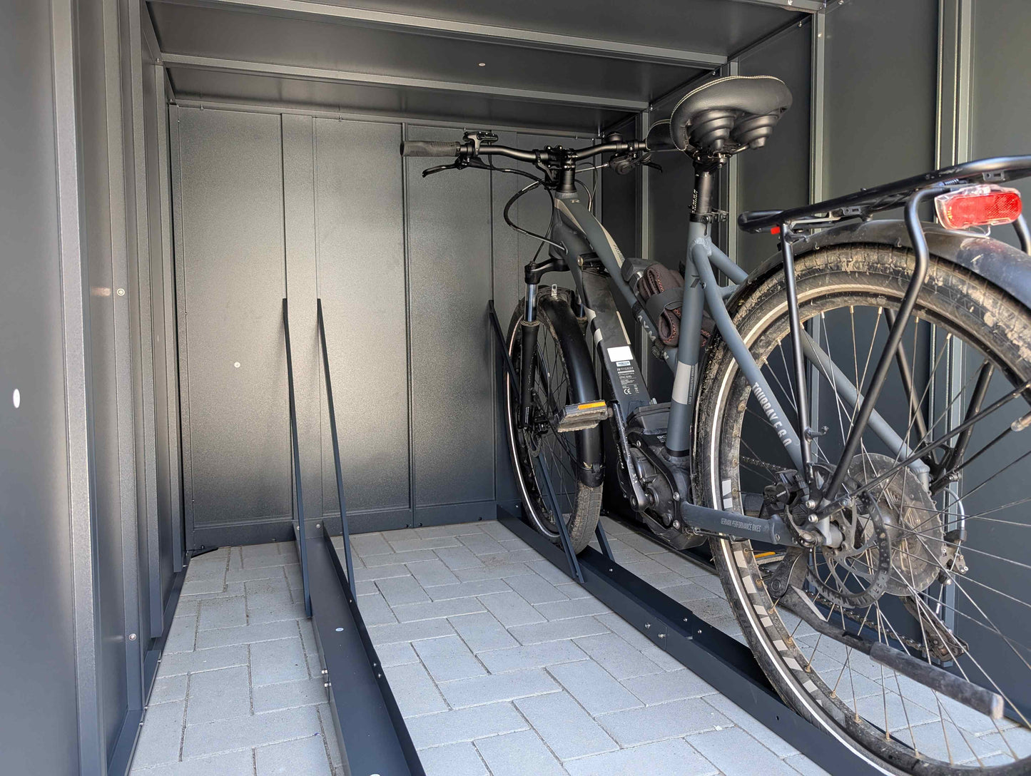 Fahrradgarage Container 2 E-Bikes von innen mit eingestelltem E-Bike und E-Bike Fahrrad-Führungsschiene