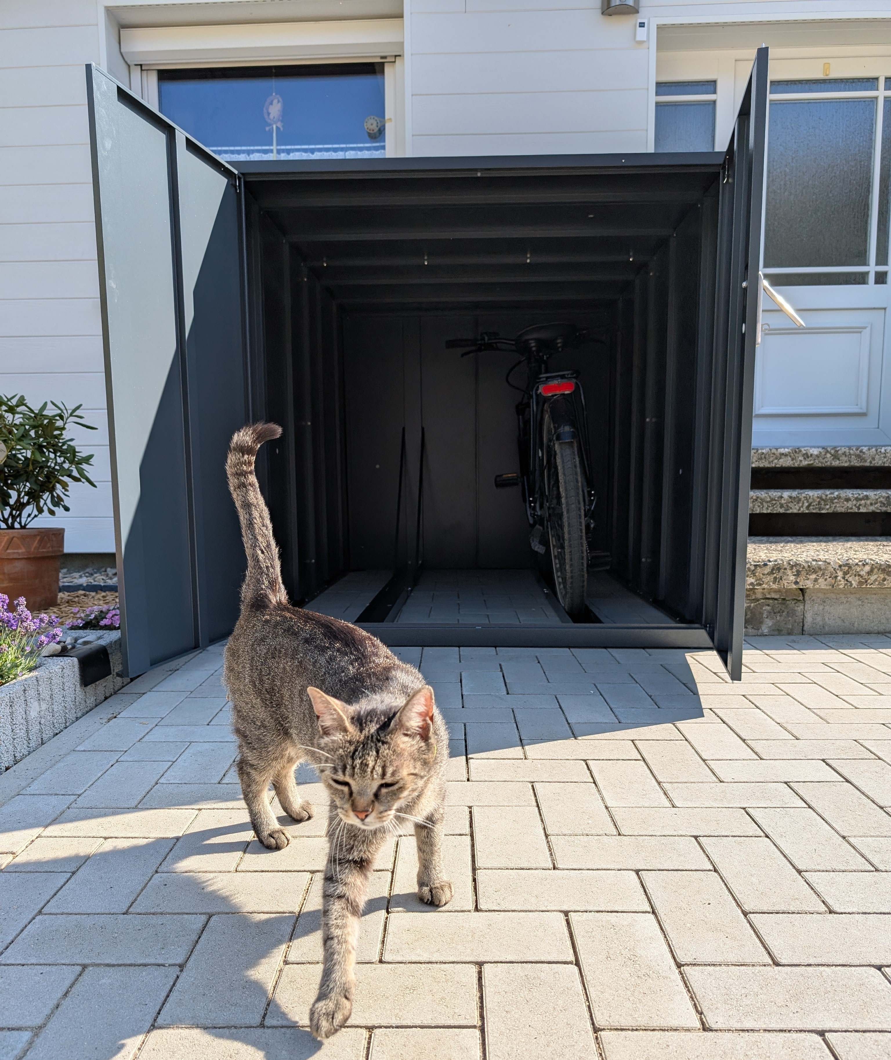 2er E-Bike Fahrradgarage abschliessbar Metall anthrazit vor Haus