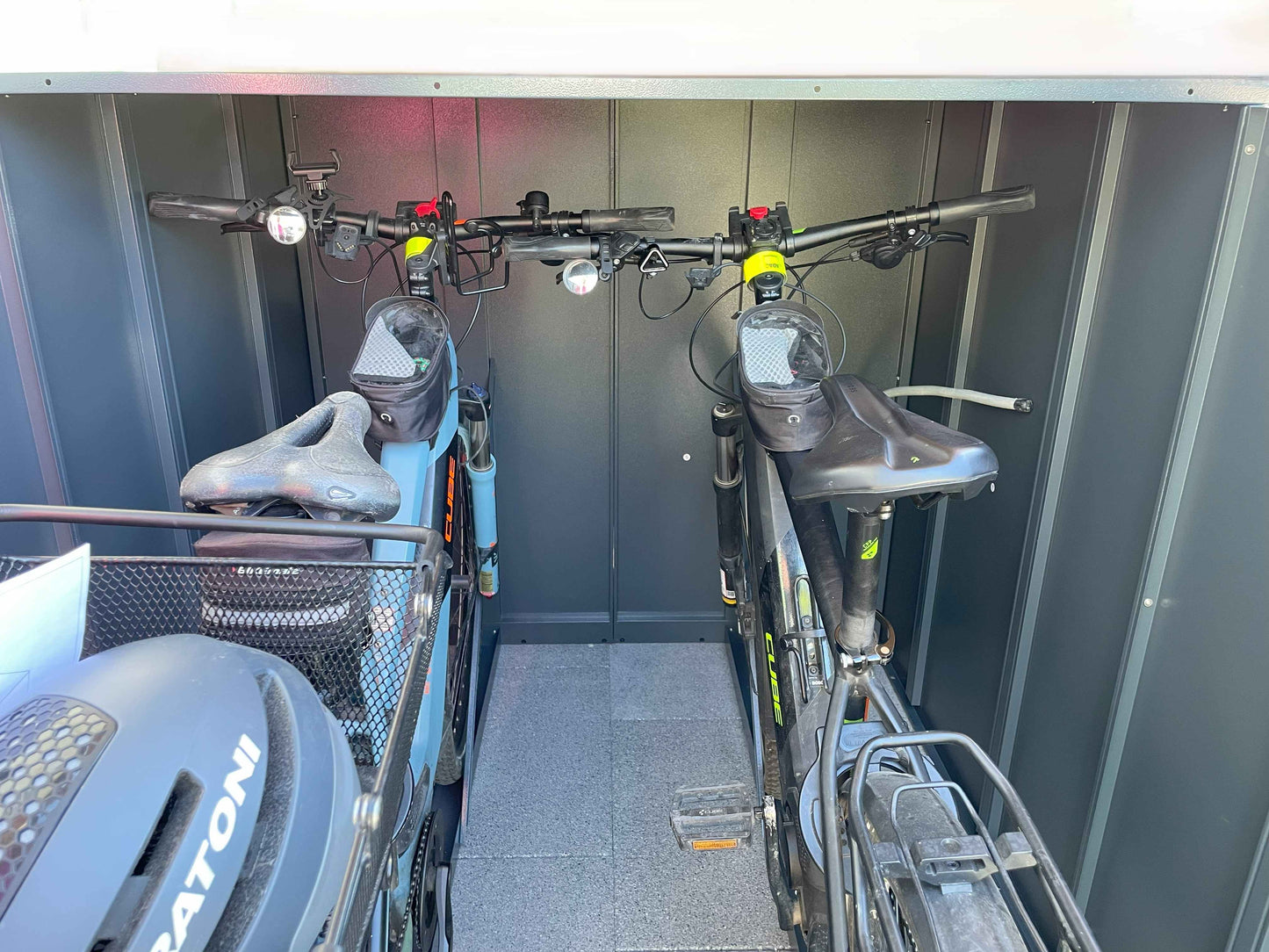 2er E-Bike Garage mit eingestellten Fahrrädern