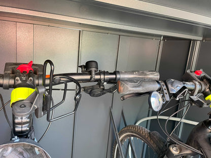 E-Bike Garage mit überdeckend eingestellten Fahrrädern