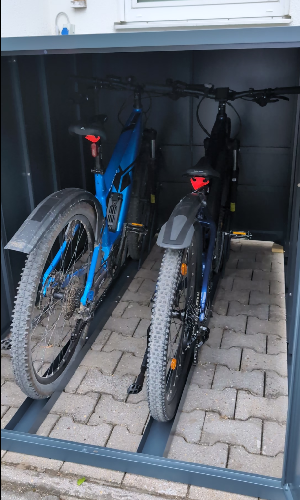 Fahrradgarage_Wallstreet_mit_zwei_eingestellten_E-Bikes_in_Fahrradschienen