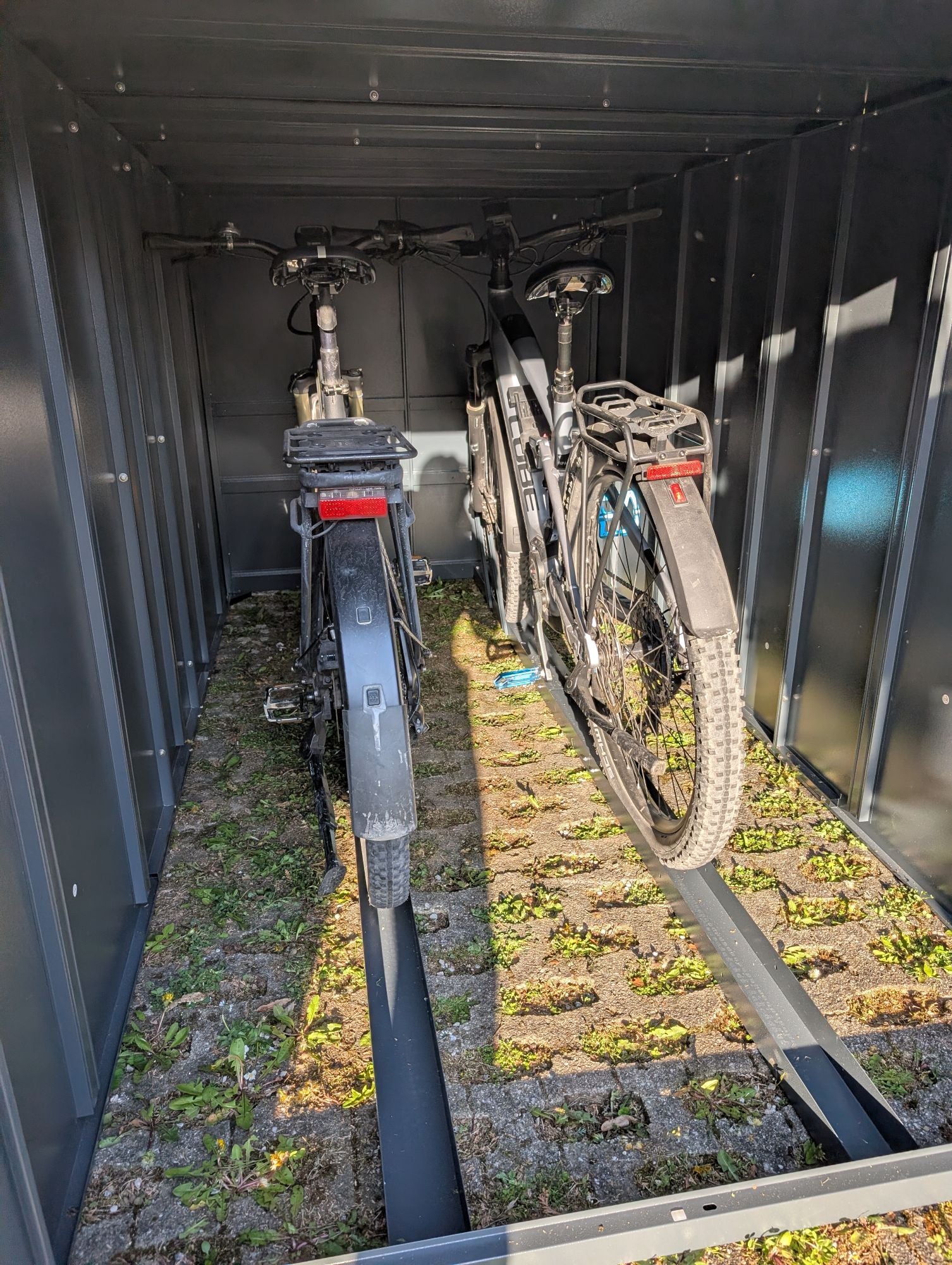 Fahrradgarage_XL_innen_mit_zwei_E-Bikes