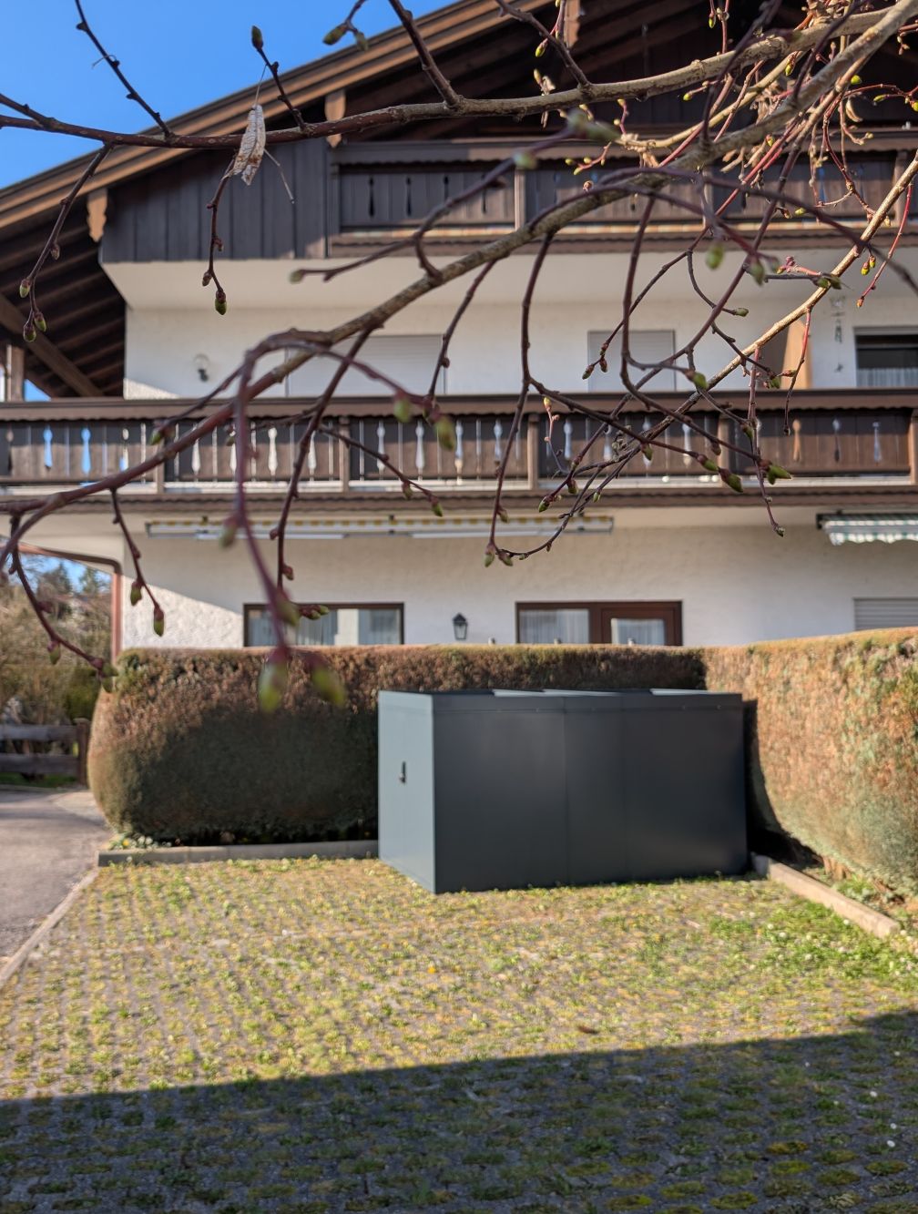Fahrradgarage_XL_mit_Pflanzwanne_von_der_Seite