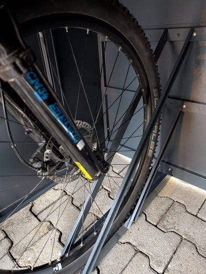 E-Bike Fahrradgarage mit Fahrradschienen_mit_zwei_Vorderradhalter_der_Fahrradgarage_Wallstreet