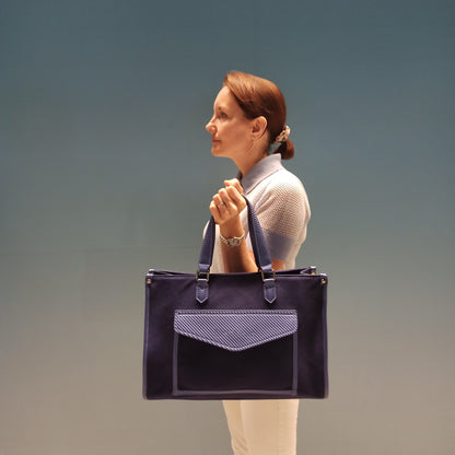 Blaue Canvas Handtasche Damen ‚Boulevard‘ mit Carbon Leder und silbernen Beschlägen – elegante Schultertasche im Riviera Chic