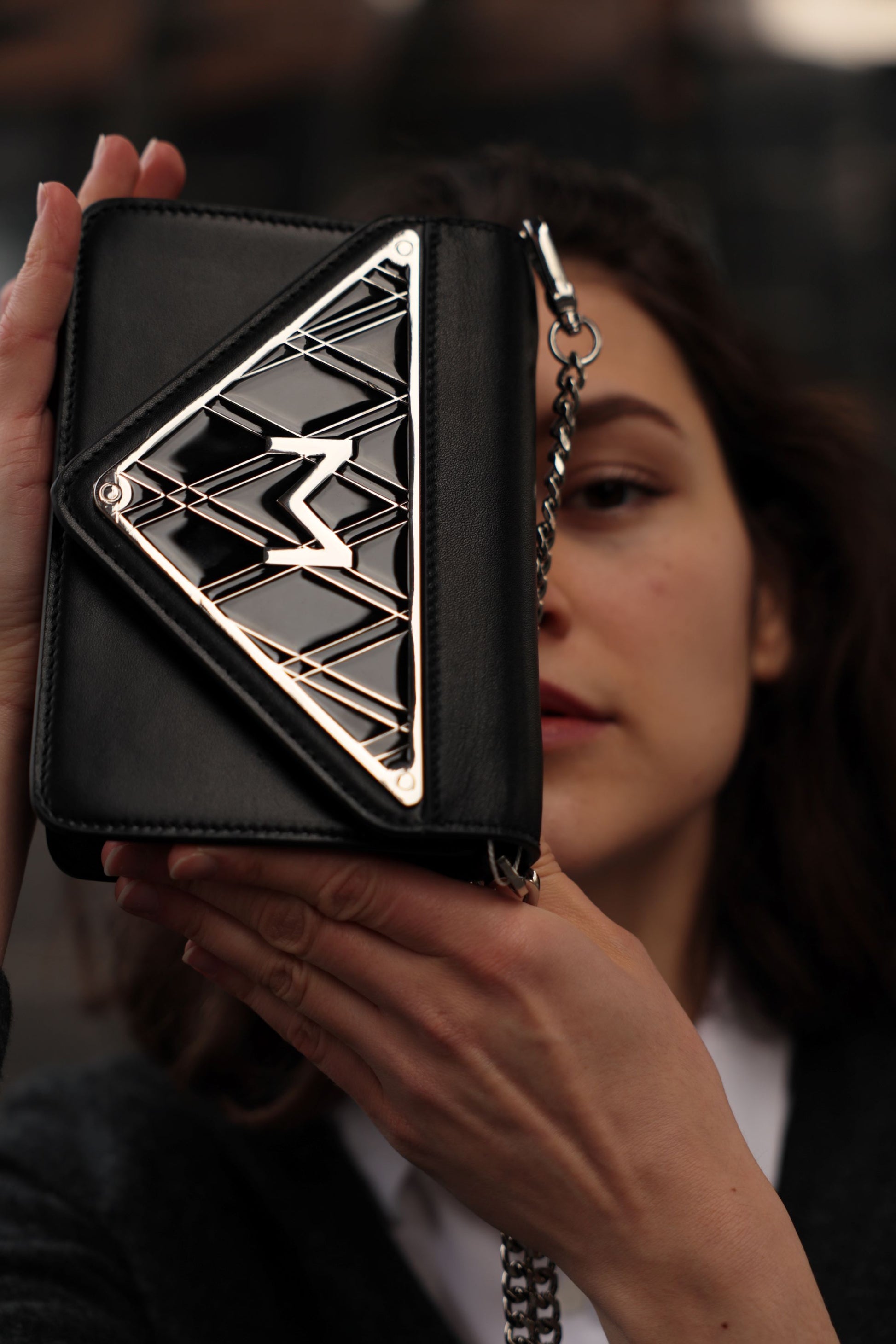 Schultertasche Glamour Bag in Schwarz mit emailliertem Metall-Logo auf der Vorderseite