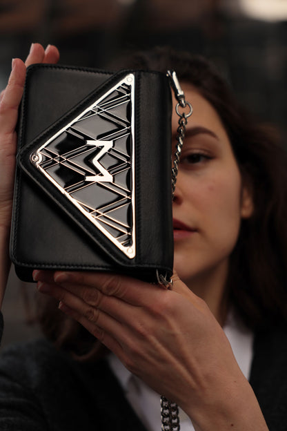 Schultertasche Glamour Bag in Schwarz mit emailliertem Metall-Logo auf der Vorderseite