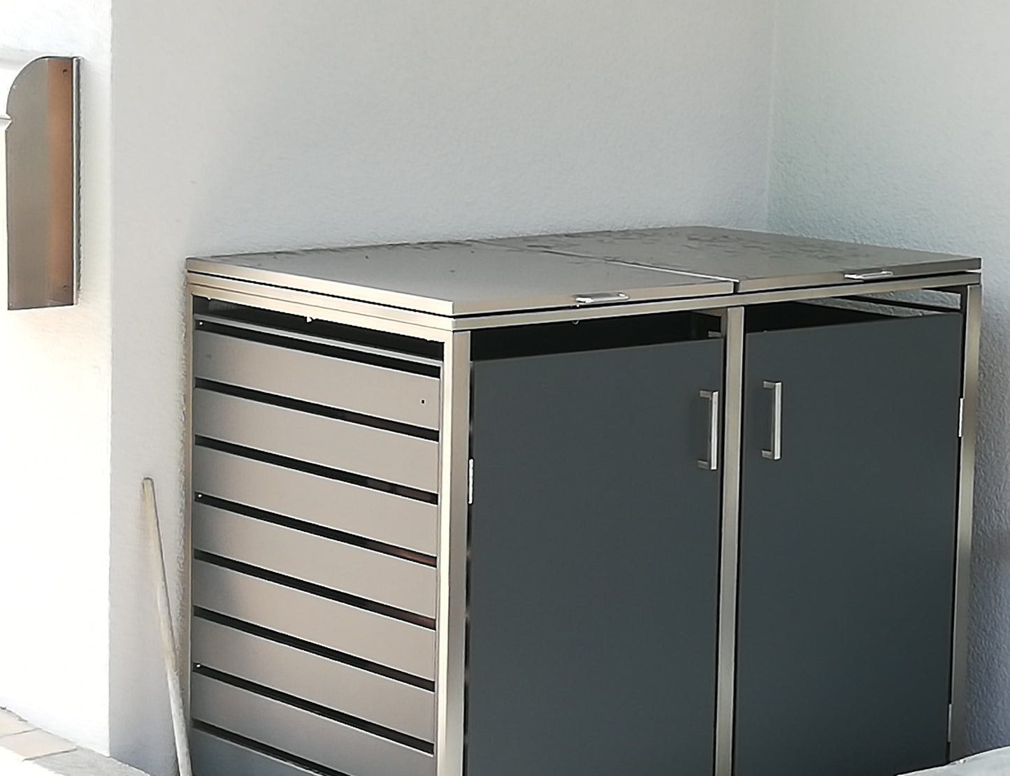 Mülltonnenboxen für 120l und 240l als 2er Set, aus Metall Edelstahl Kombination, mit Deckel