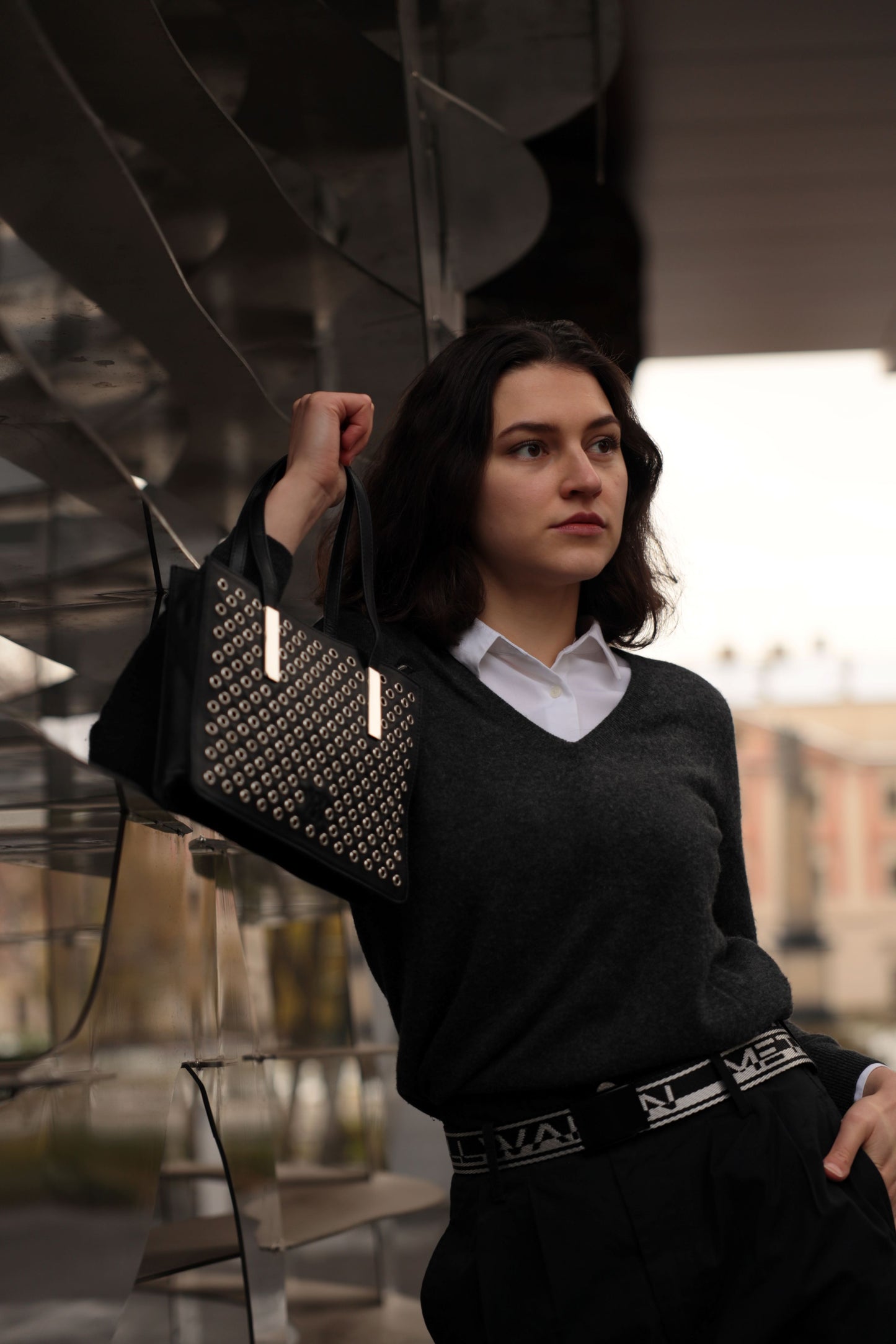 Handtasche Small Tote Bag in schwarzem Leder mit silbernen Nieten
