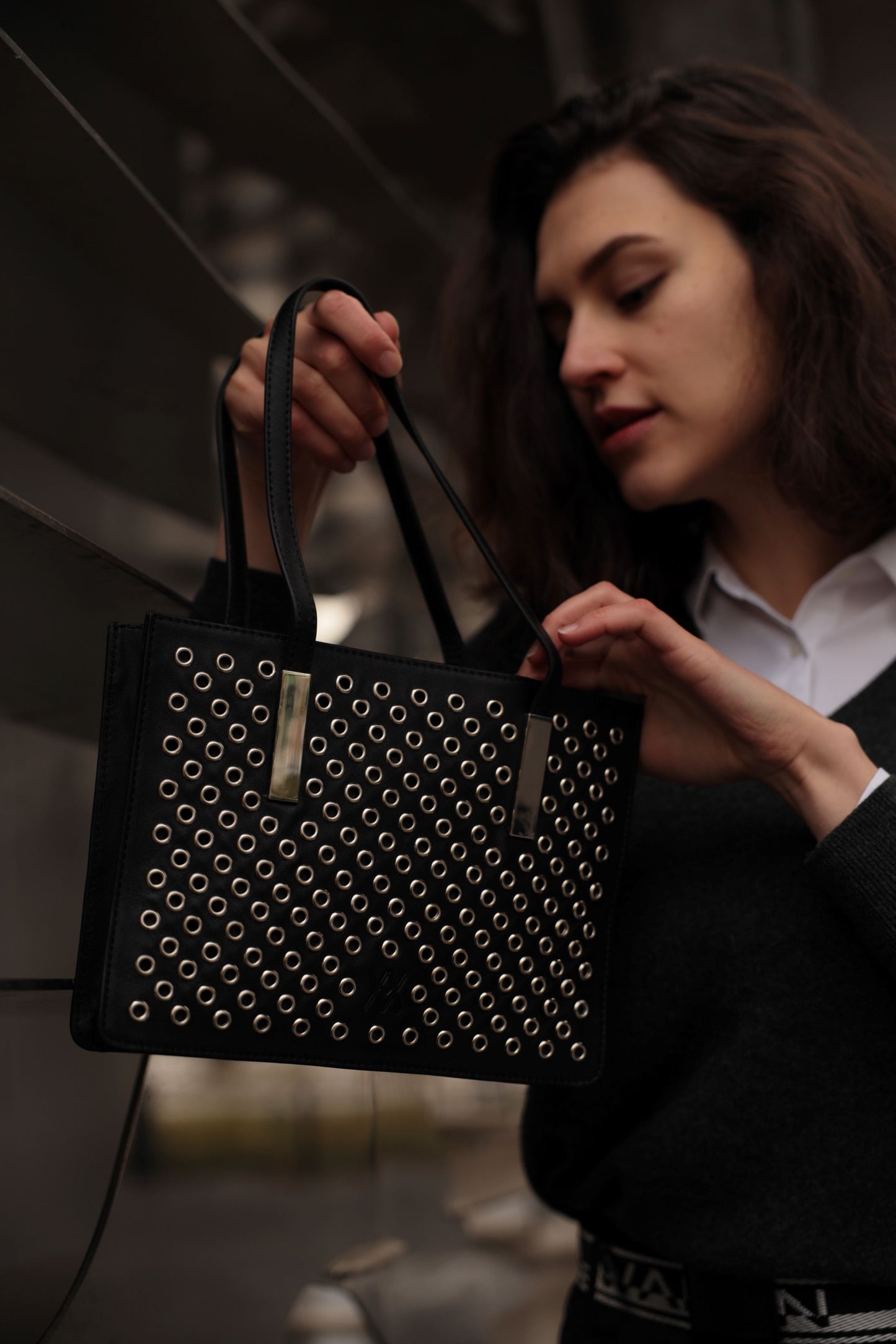 Handtasche Small Tote Bag in schwarzem Leder mit silbernen Nieten