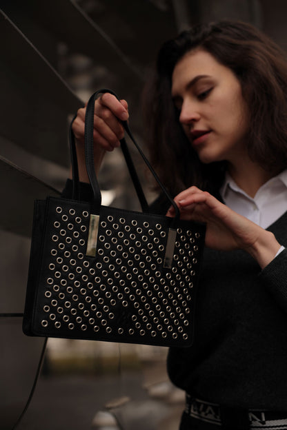 Handtasche Small Tote Bag in schwarzem Leder mit silbernen Nieten