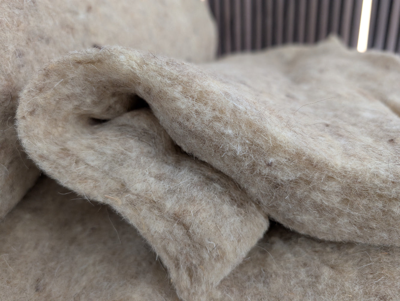 Kadierte Schafwolle mit 8 cm Dicke – natürliche Isolierung für effektive Wärme- und Schalldämmung bei Wärmepumpen