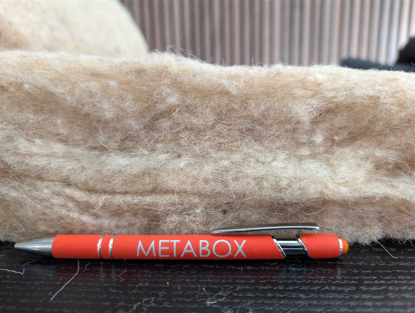 Kadierte Schafwolle mit 8 cm Dicke – natürliche Isolierung für effektive Wärme- und Schalldämmung bei Wärmepumpen