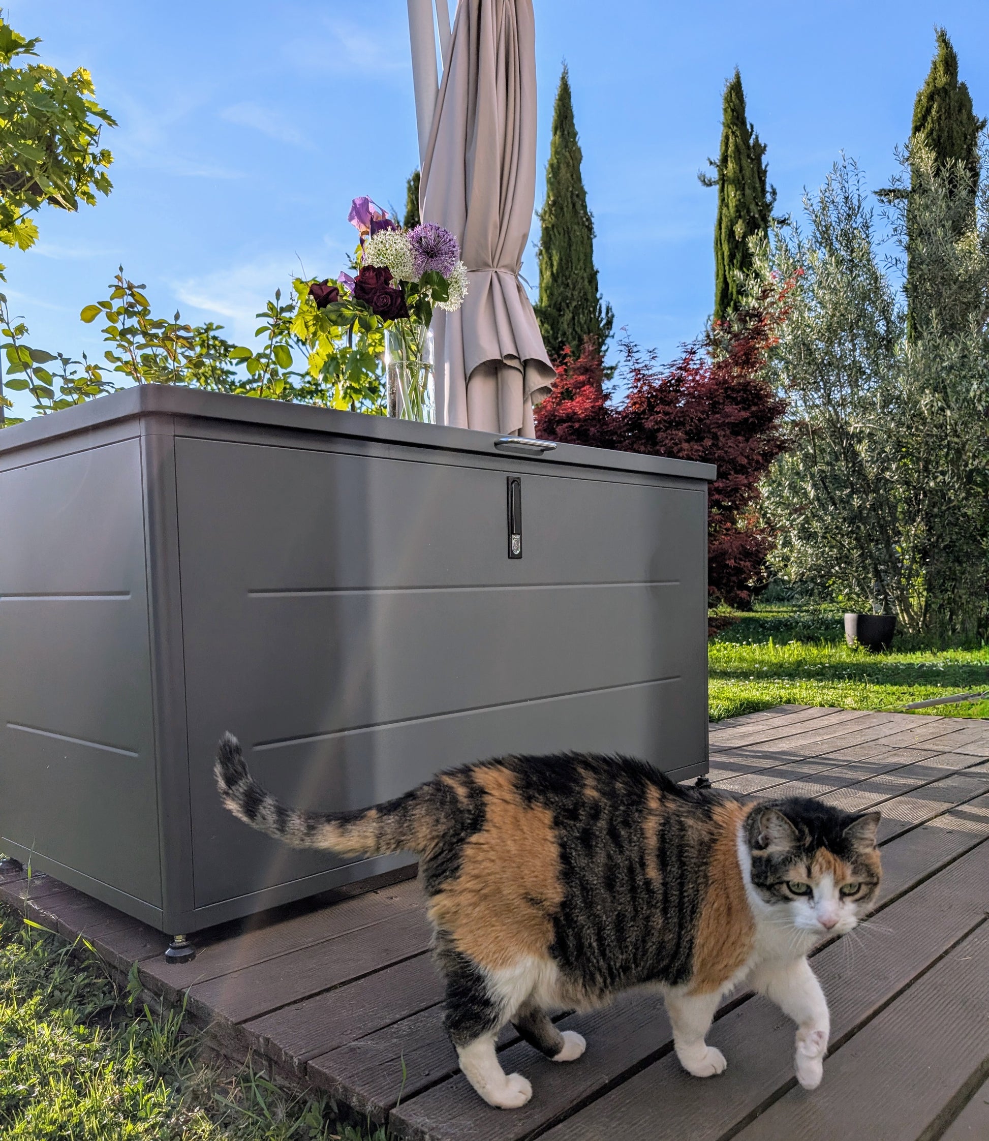stabile, abschliessbare und wetterfeste Kissenbox XL im Garten aus Metall in anthrazit